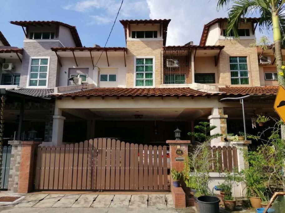 Suburban Vacation Home Ipoh Bagian luar foto